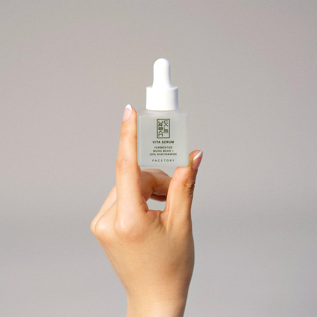 Urban Calm Hydrating Vita Serum Mini Travel Size 15 ml - Glow Boosting Facial Serum with Fermented Mung Bean and 10% Niacinamide for Fine Lines & Wrinkles - Smoothing and Calming