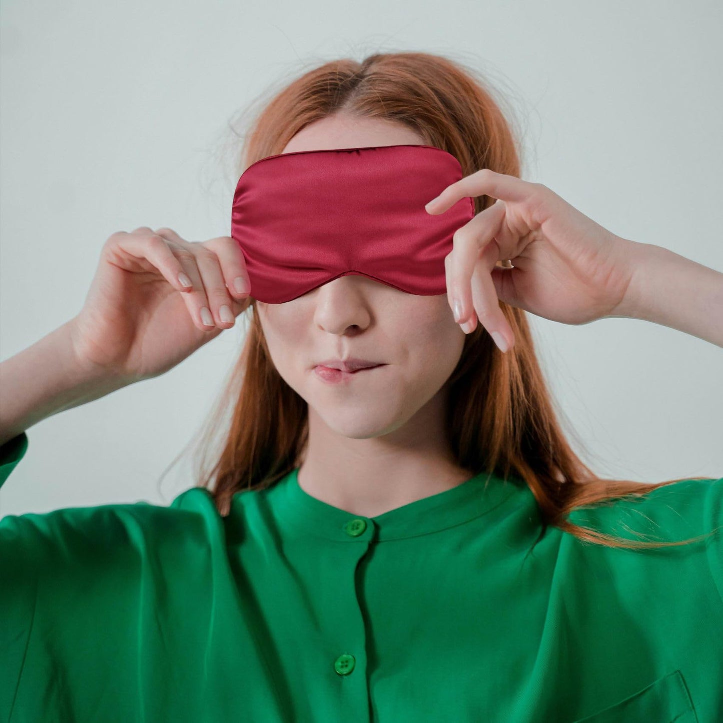 1 Pcs Silk Sleep Mask, Soft Eye Mask with Elastic Strap, Lightweight Blindfold for Men, Women, Travel, and Naps (White)