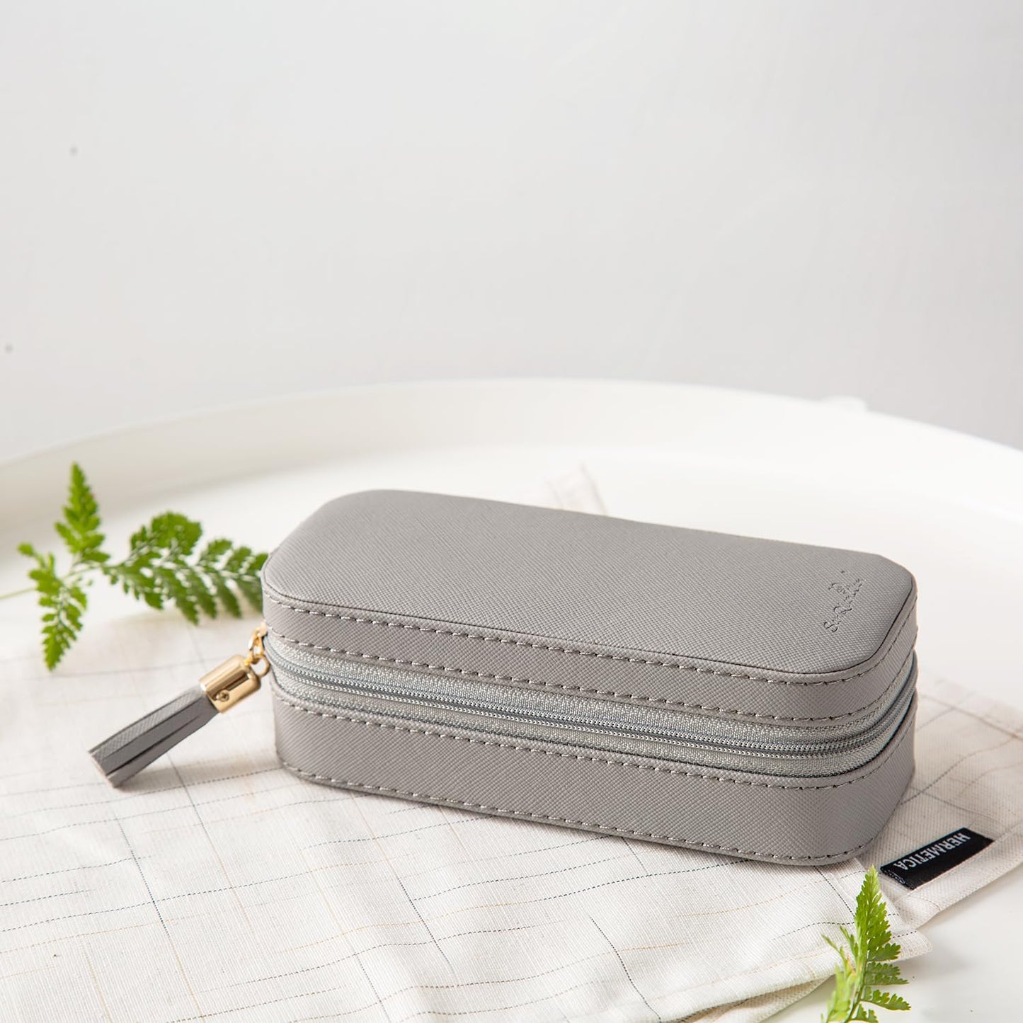 BONNY DODO Small Travel Jewelry Organizers Box for women with PU Leather Portable Mini Jewelry Case with compartments for Necklace Rings Earrings,Luxury Giftable boxes. (Gray, S)