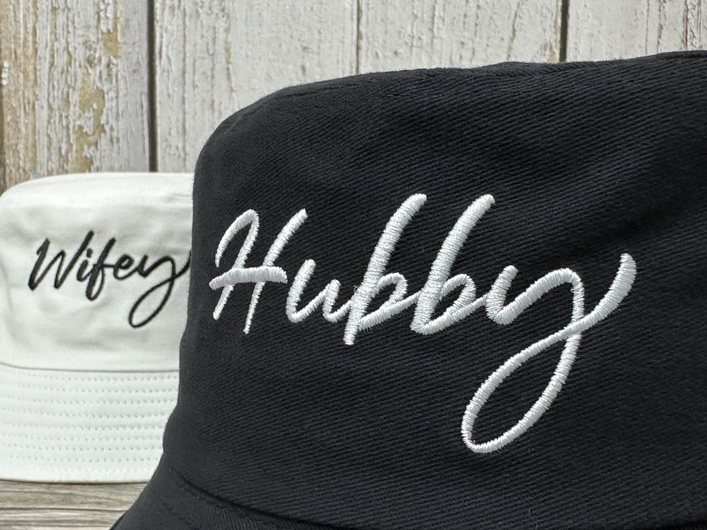 Enodtter Embroidered Hubby Wifey Bucket Hats, Black & White Summer Beach Hats for Couples Just Married, Gifts for Newlywed Honeymoon Wedding