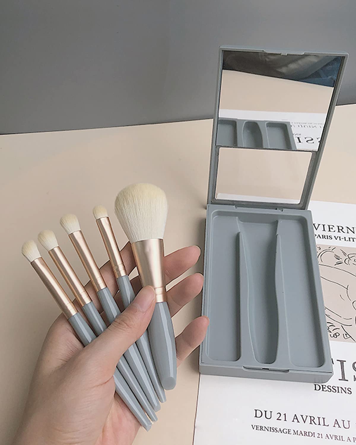 Travel Size Makeup Brushes Set, Easy-taken Mini Makeup Brush Set with Case and Mirror, Small Complete Function Cosmetic Brushes Kit Perfect for On The Go (Pink)