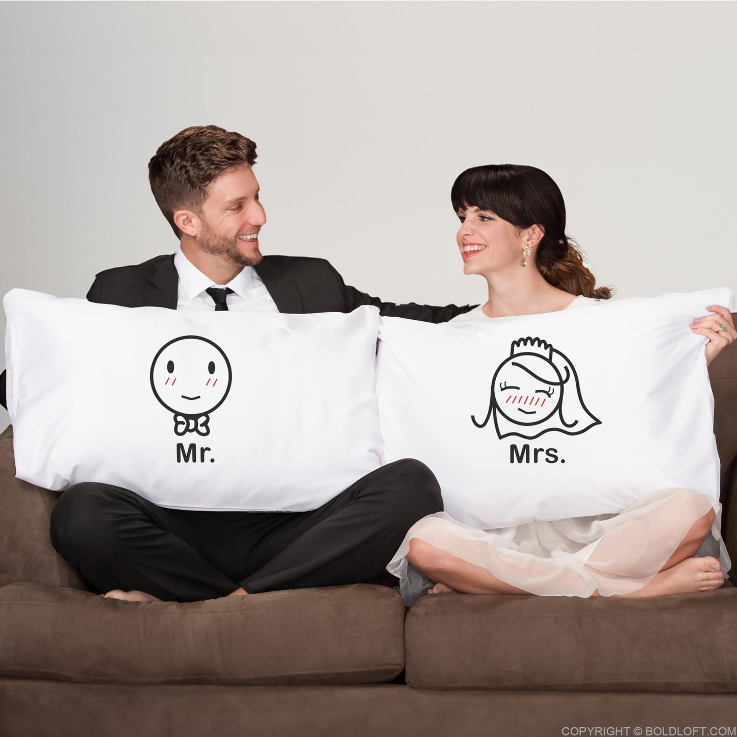 BoldLoft Mr & Mrs Couples Pillowcases – Bride and Groom Wedding Gift, Engagement Present, Bridal Shower, Honeymoon, Wedding Registry, Newlywed Home Decor, Romantic Pillowcase Set for Couples