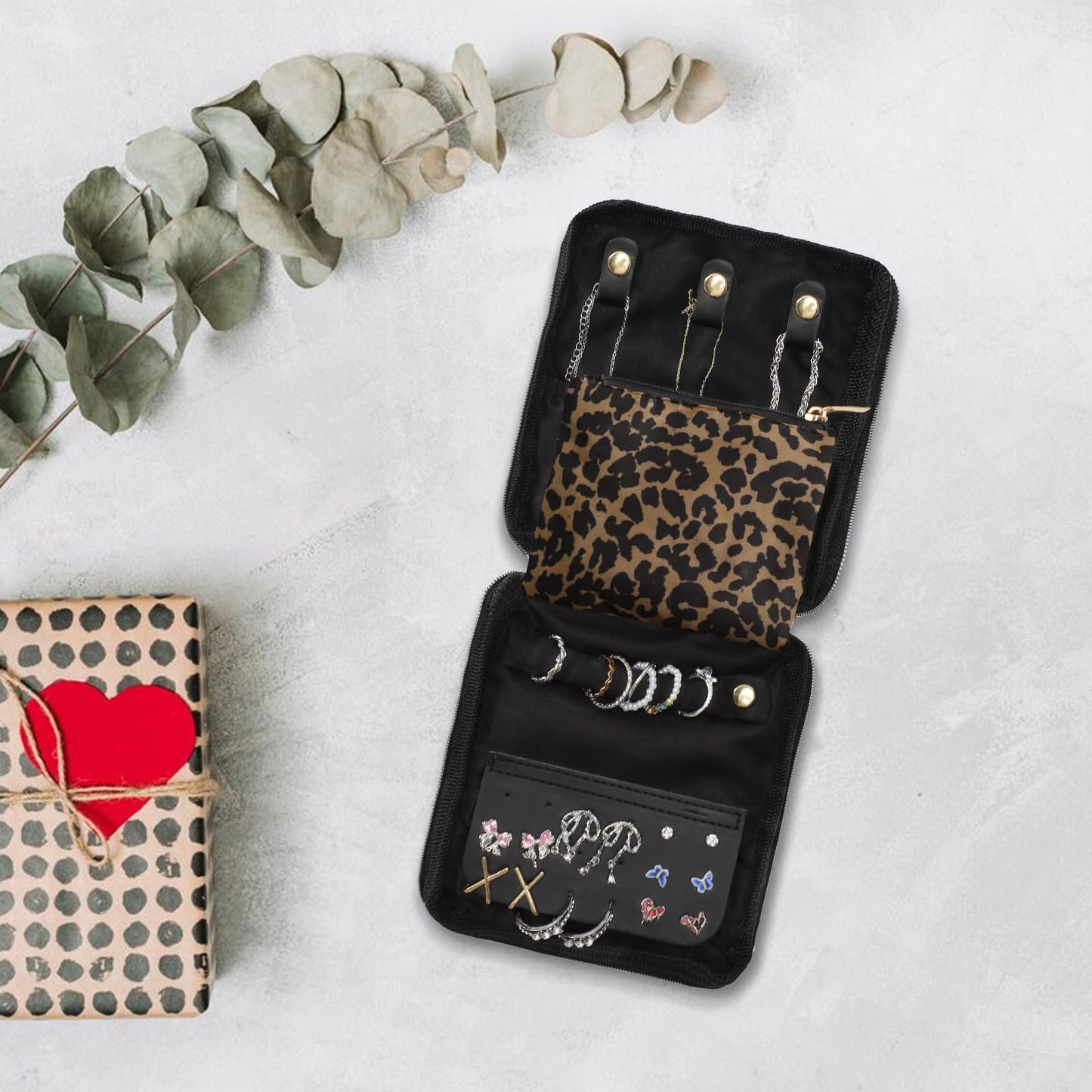 U+U Travel Jewelry Case for Women Portable Jewelry Travel Organizer for Journey-Rings, Necklaces, Earrings, Bracelets (Leopard)