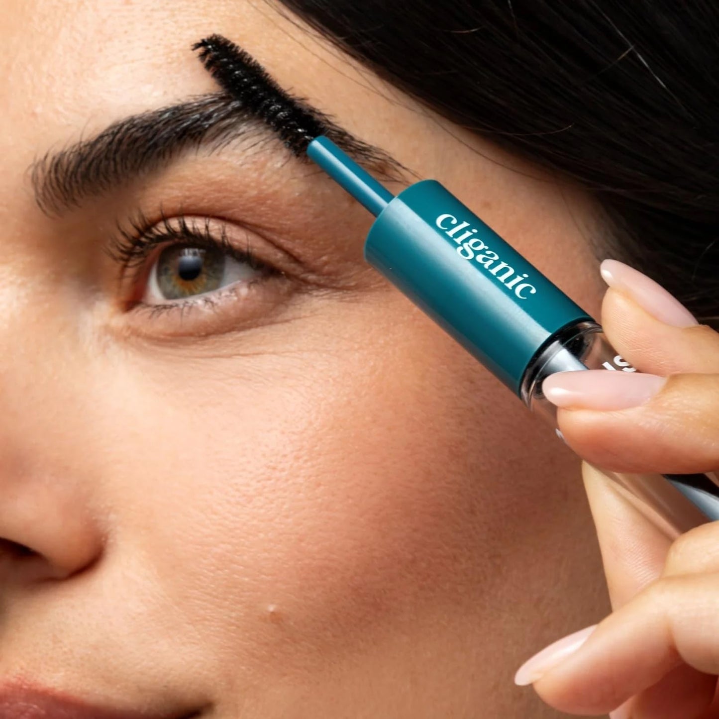 Cliganic Organic Castor Oil, 100% Pure (2oz Glass Bottle with Eyelash Kit) - For Eyelashes, Eyebrows, Hair & Skin (Packaging May Vary)