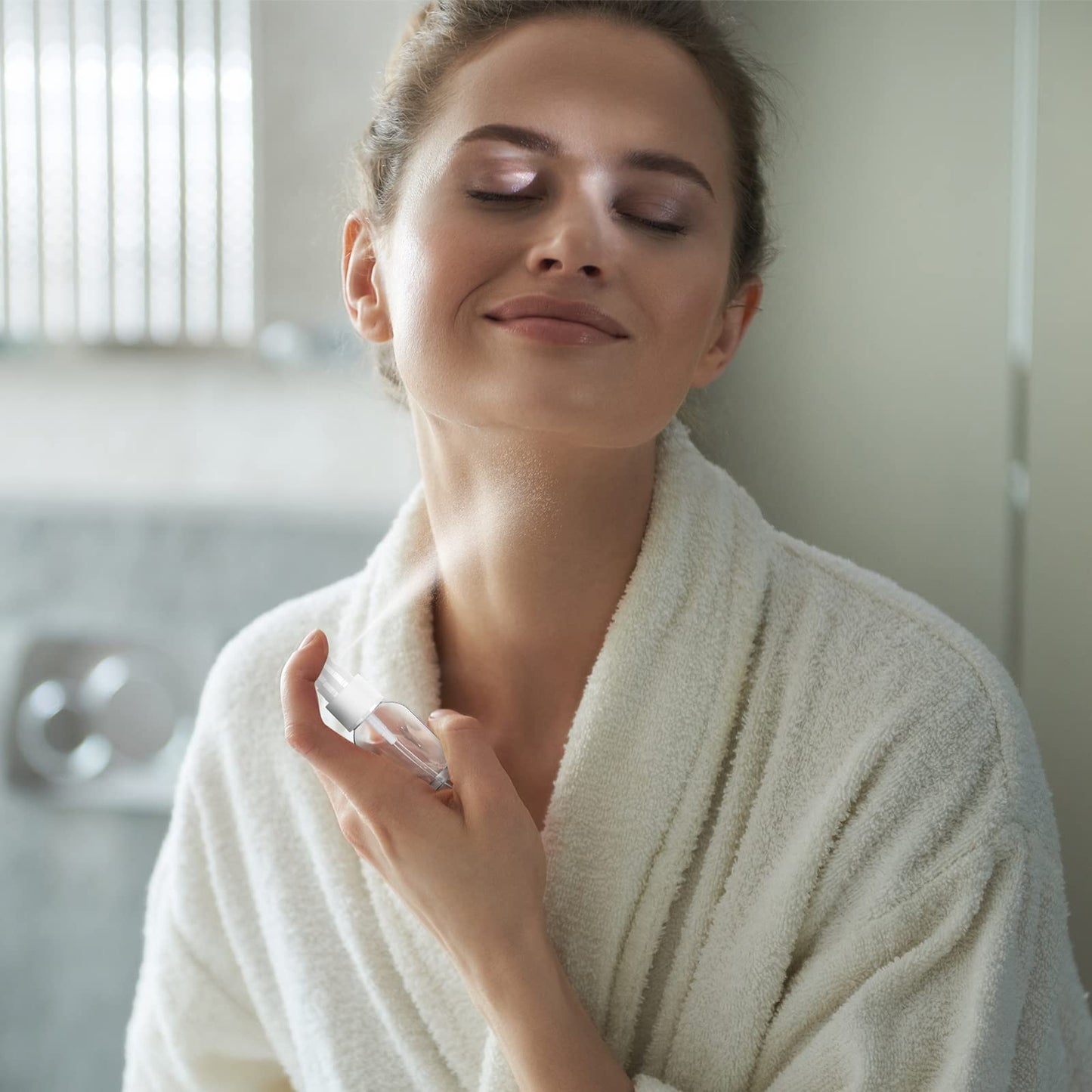 Nuogo 100 Pack 2 Oz Plastic Spray Bottles Reusable Mini Travel Size Perfume Refillable Mist Sprayer Empty Spritz Bottle for Household Use Essential Oil Cleaning(Clear)