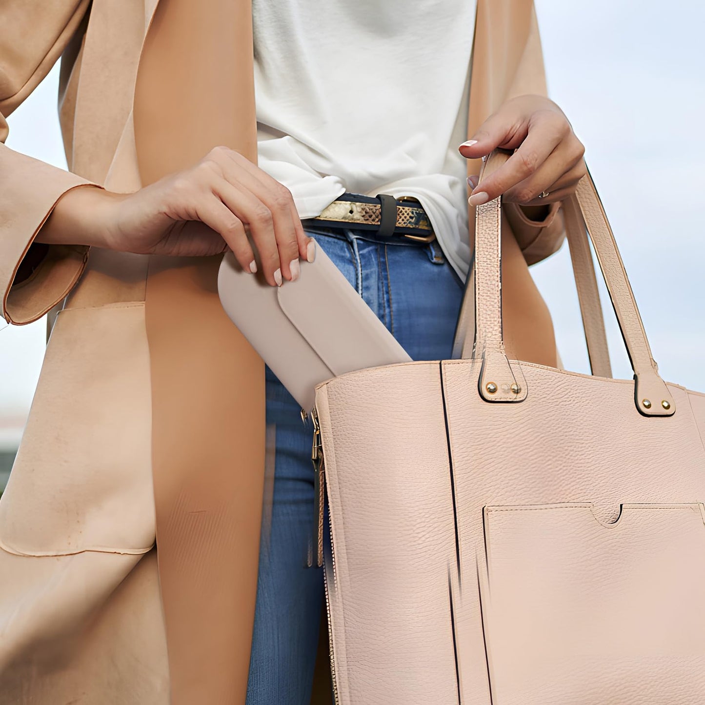 AGIKET Silicone Makeup Brush Holder Travel Cosmetic Bag：Soft Portable Cosmetic Face Brushes Holder with Upgrade Anti-Fall Out Magnetic Closure, Large Travel Makeup Brush Case - Walnut