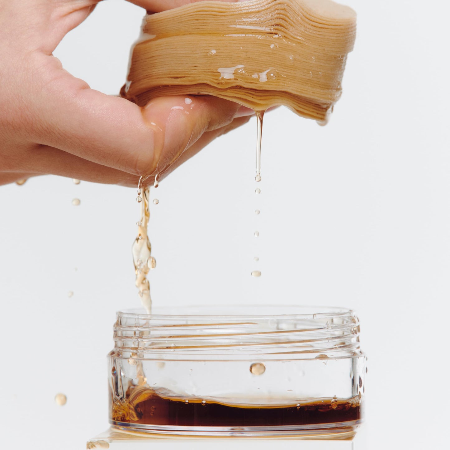 ONE THING Toner Pad Case, 1 Count | Travel Size Mini Makeup Container with Lid and Forceps for Toner Pads DIY, Empty Clear Reusable Refillable | Korean Skin Care