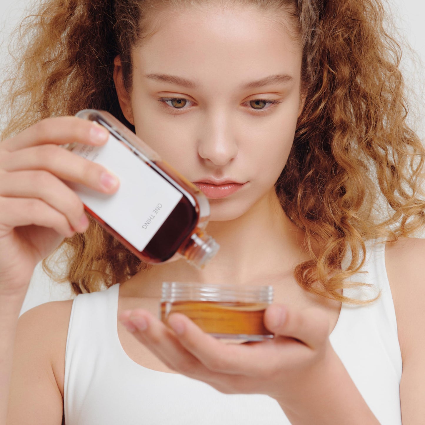 ONE THING Toner Pad Case, 1 Count | Travel Size Mini Makeup Container with Lid and Forceps for Toner Pads DIY, Empty Clear Reusable Refillable | Korean Skin Care