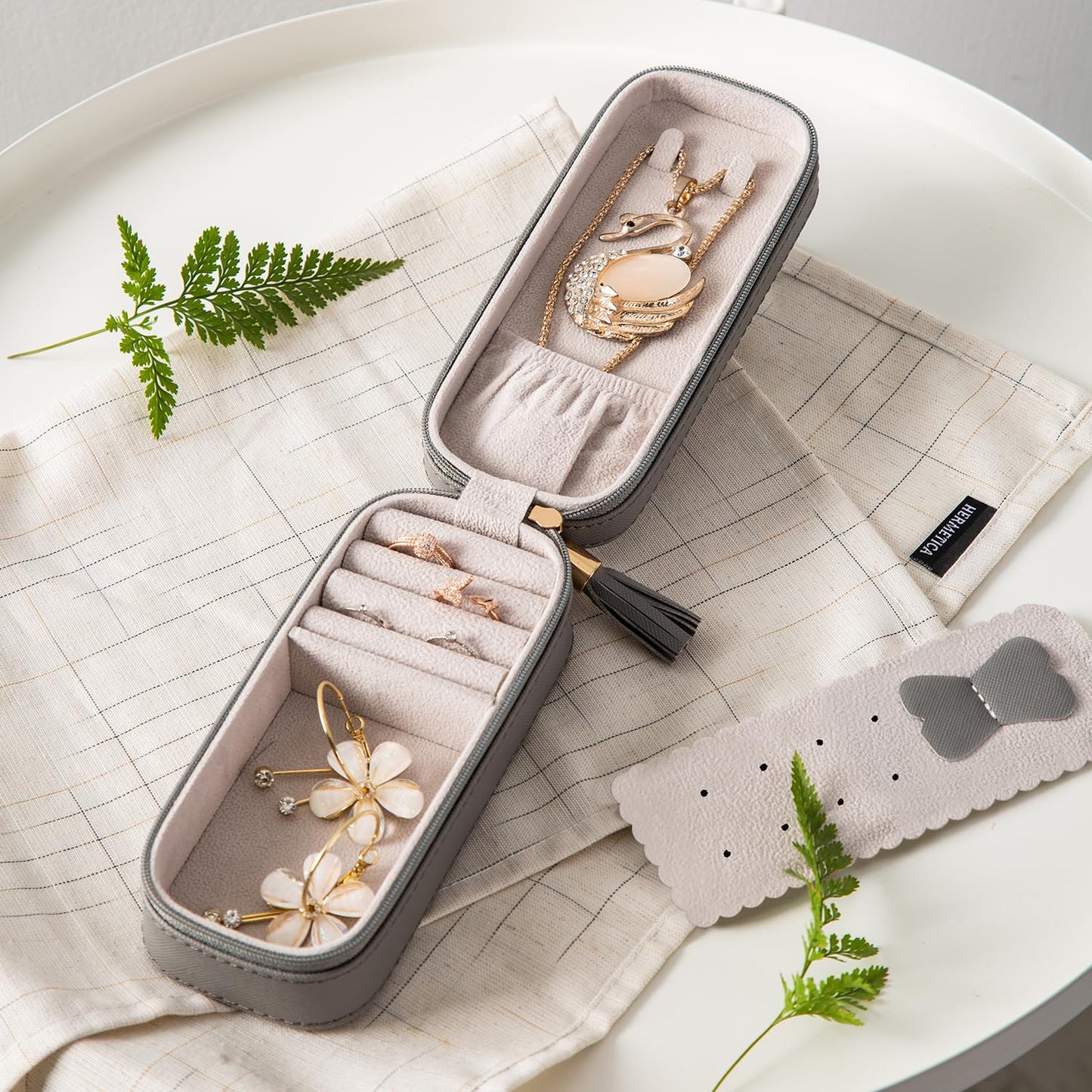 BONNY DODO Small Travel Jewelry Organizers Box for women with PU Leather Portable Mini Jewelry Case with compartments for Necklace Rings Earrings,Luxury Giftable boxes. (Gray, S)