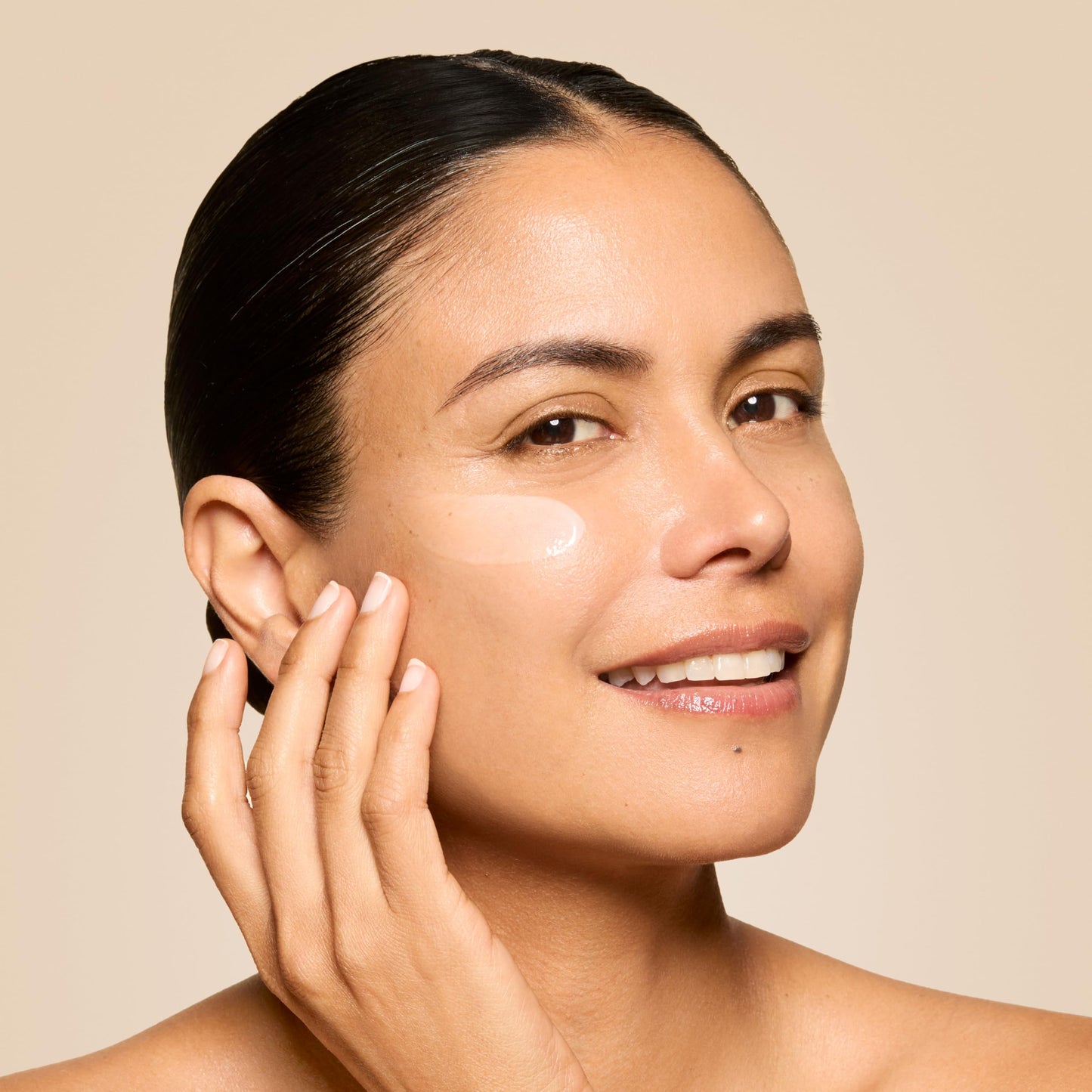 Honest Beauty Mini Vitamin C Radiance Serum | Improves + Brightens Skin Tone and Complexion | Gentle for Sensitive Skin, Fragrance Free, Vegan | Travel Size, .33 fl oz