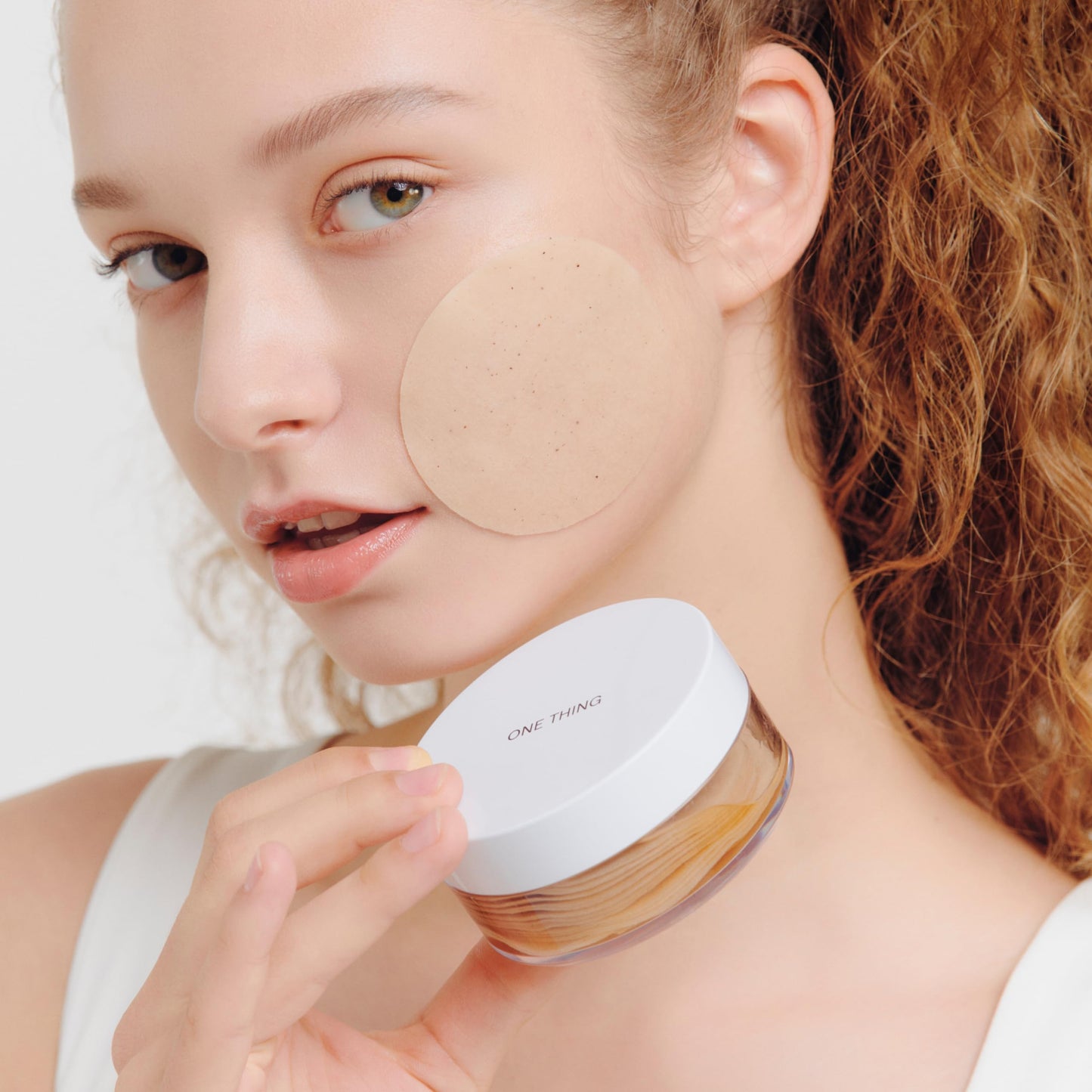 ONE THING Toner Pad Case, 1 Count | Travel Size Mini Makeup Container with Lid and Forceps for Toner Pads DIY, Empty Clear Reusable Refillable | Korean Skin Care