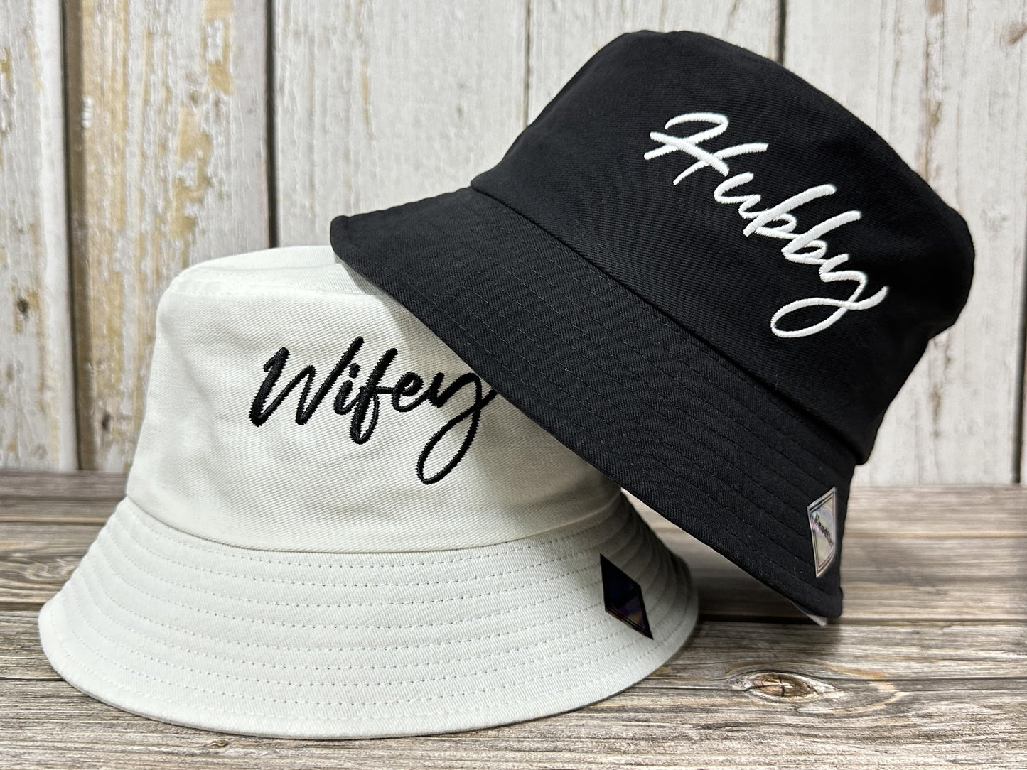 Enodtter Embroidered Hubby Wifey Bucket Hats, Black & White Summer Beach Hats for Couples Just Married, Gifts for Newlywed Honeymoon Wedding